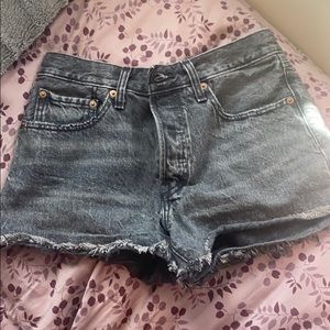 Distressed black levi short